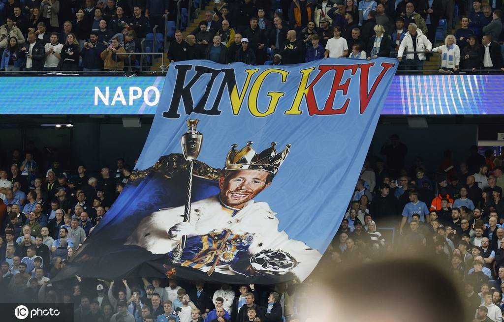 国王凯文重返伊蒂哈德 曼城球迷打出横幅致敬德布劳内
国王凯文重返伊蒂哈德 曼城球迷打出横幅致敬德布劳内